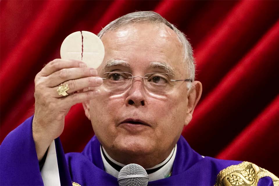 Arcebispo conservador dos EUA crítico ao papa Francisco é substituído