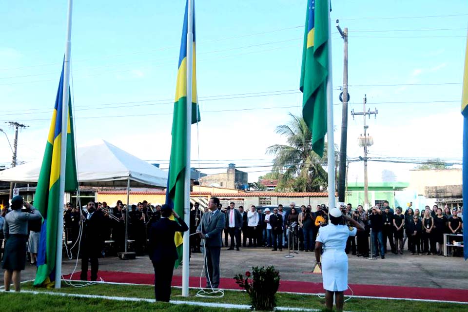 União entre poderes em Rondônia é reforçada em ato cívico de introdução da bandeira do Legislativo