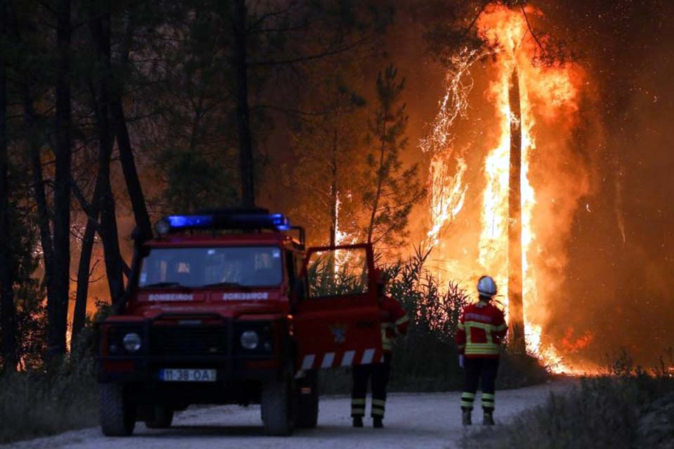 Chamas Devastadoras: Incêndios se espalham por Grécia, Espanha e Itália