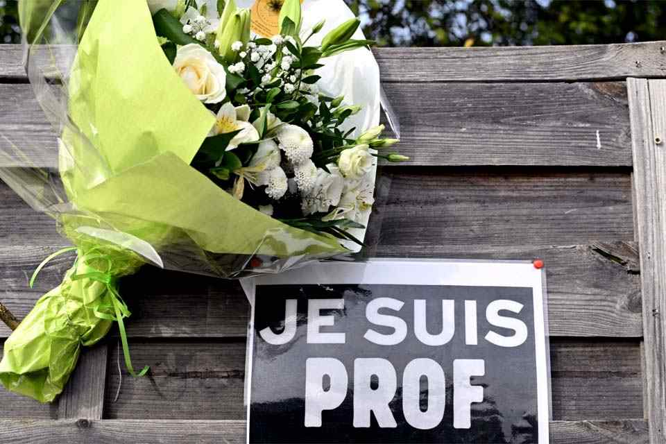 França presta homenagem a professor morto à facada em ataque