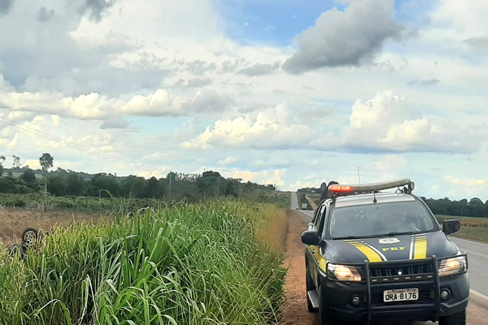 Mulher capota carro e deixa duas passageiras feridas na BR-364