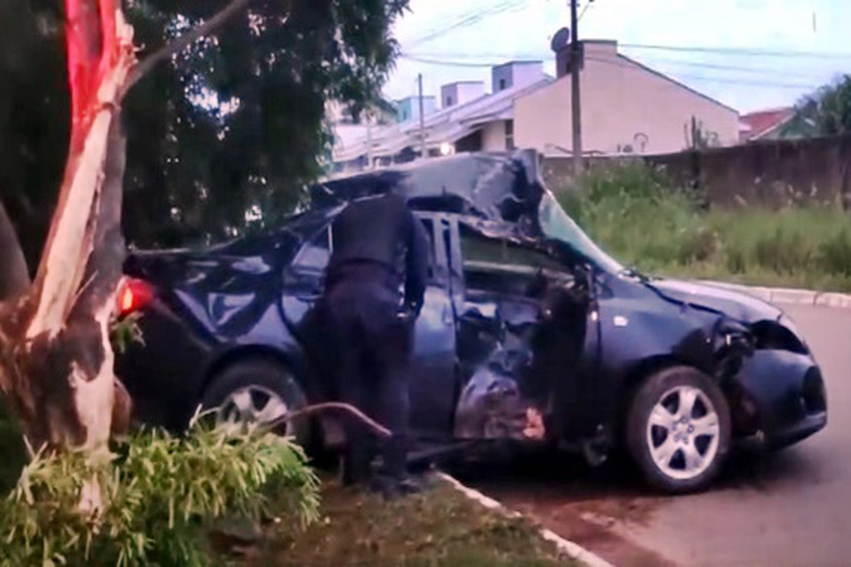 Casal fica em estado grave, após acidente com carro em Ariquemes