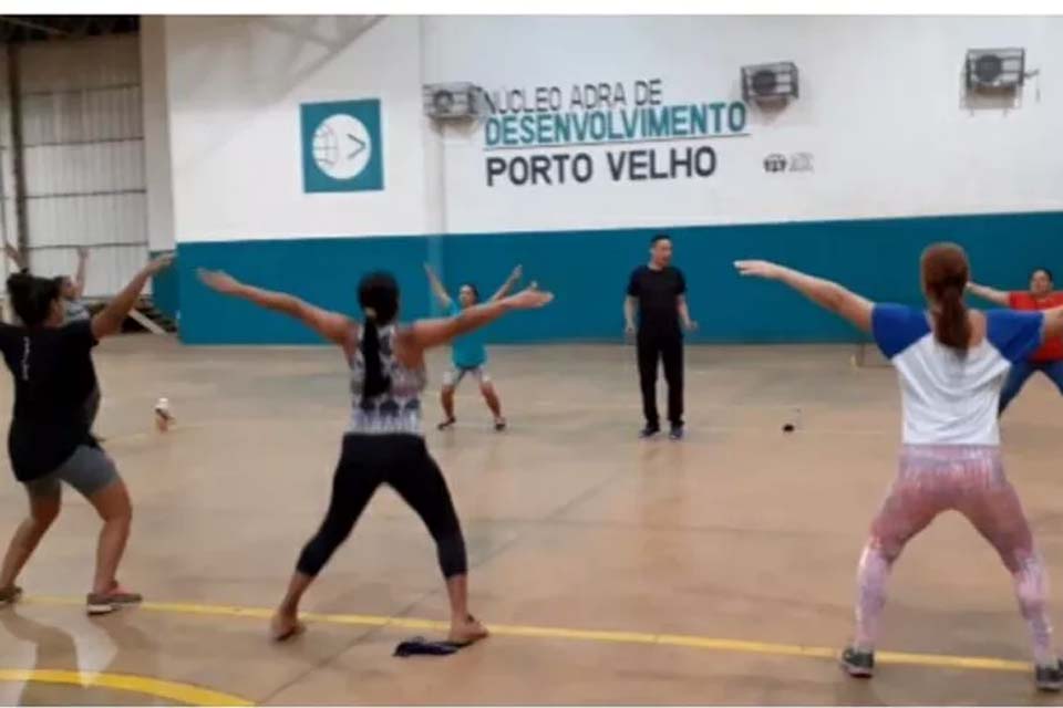 Mulheres de baixa renda praticam atividades esportivas em projeto gratuito: 