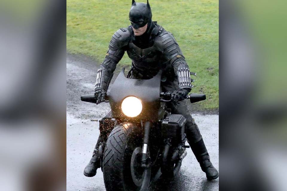 Fotos do set revelam o novo uniforme completo de Batman