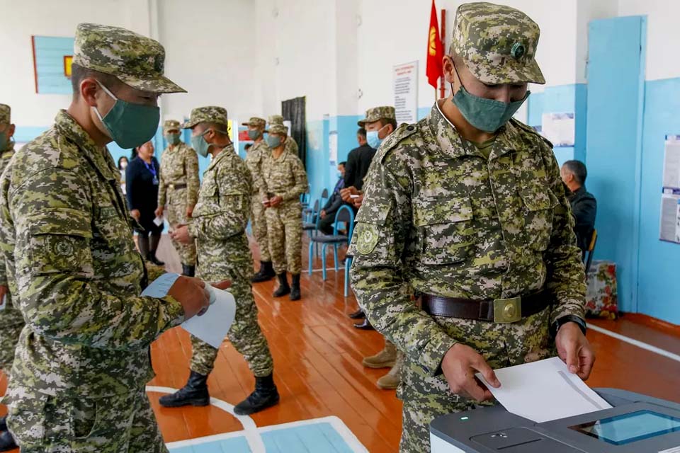 Quirguistão anula resultados de eleições após protestos; presidente diz que há tentativa de golpe de Estado