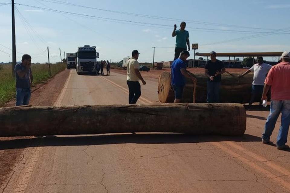 BR-364 é fechada por manifestantes perto da divisa entre RO e AC