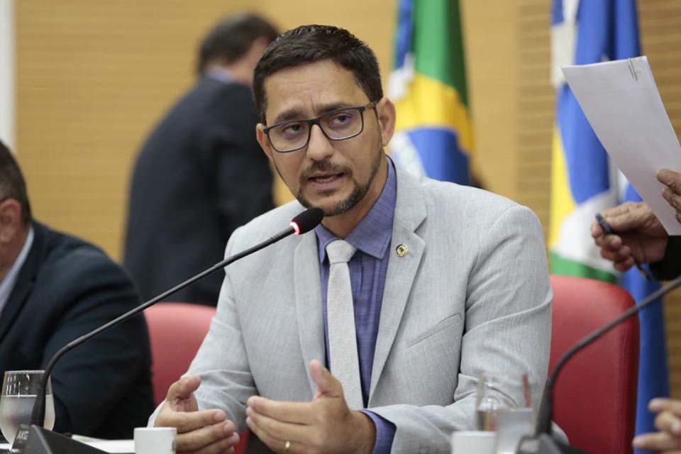 Deputado Anderson assina requerimento solicitando do governo de Rondônia, abertura de edital para contratação de médicos brasileiros formados no exterior