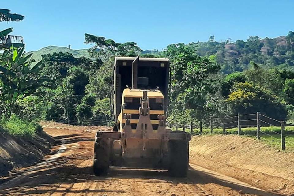 Após concluir patrolamento na Linha 615, Prefeitura de Jaru inicia serviço na 617