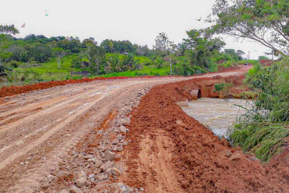 DER executa serviços para garantir passagem sobre o rio Ubirajara na Rodovia 463