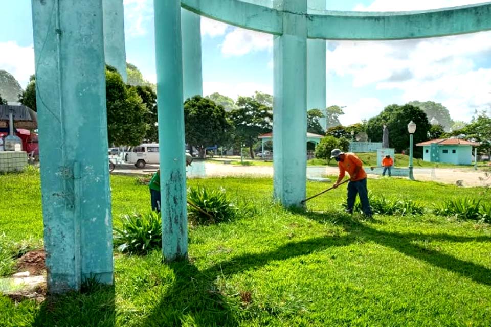 Limpeza de praças, canteiros e áreas públicas pela Prefeitura é intensificada no período chuvoso