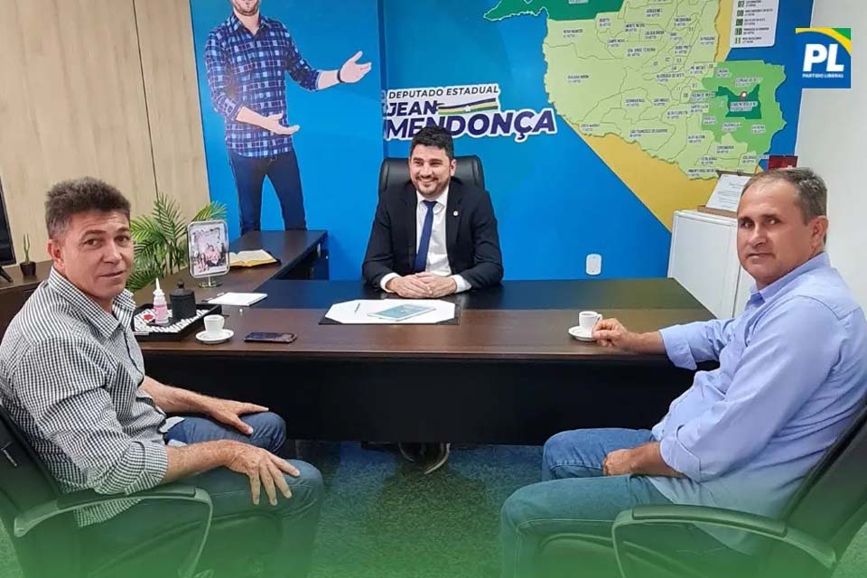 Deputado Estadual Jean Mendonça com prefeito para discutir emendas destinadas para Alto Alegre dos Parecis 