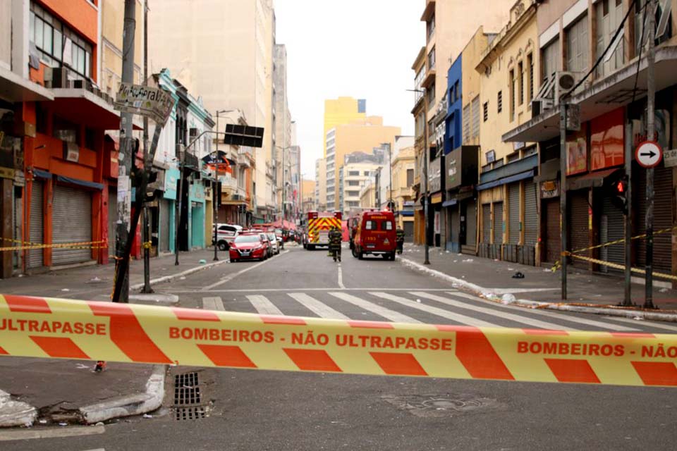 Prédio atingido por incêndio na região da 25 de Março pode desabar