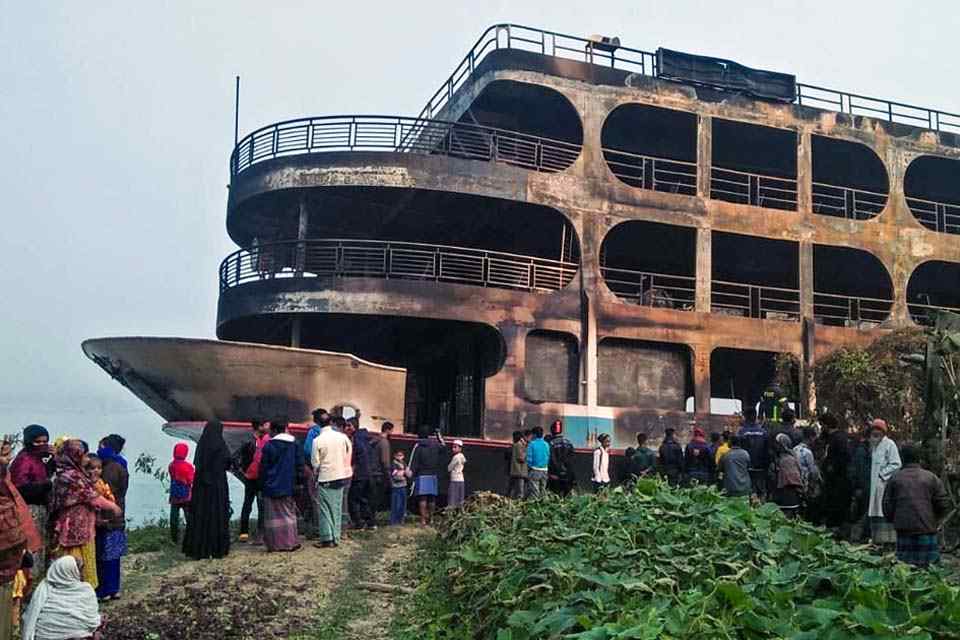 Incêndio em barco deixa 37 mortos em Bangladesh