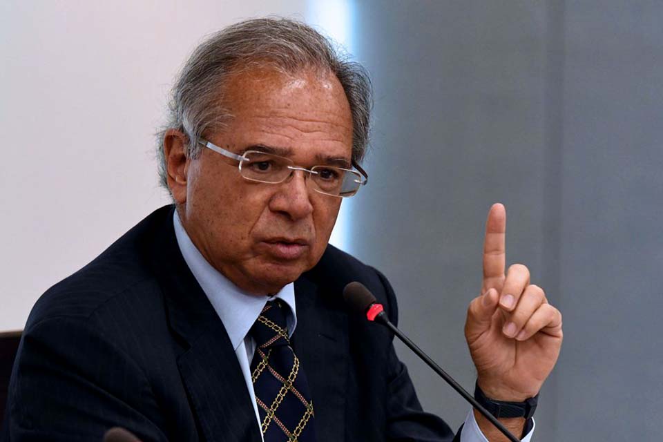 Auxílio emergencial pode ficar para abril, diz Paulo Guedes