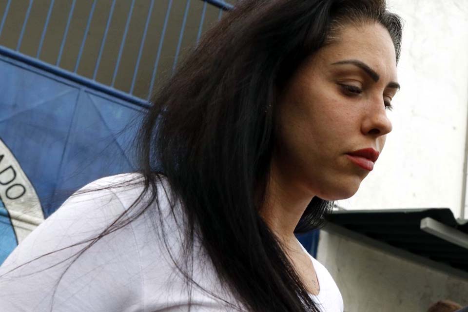 Acusada por morte do filho, Monique Medeiros volta à prisão