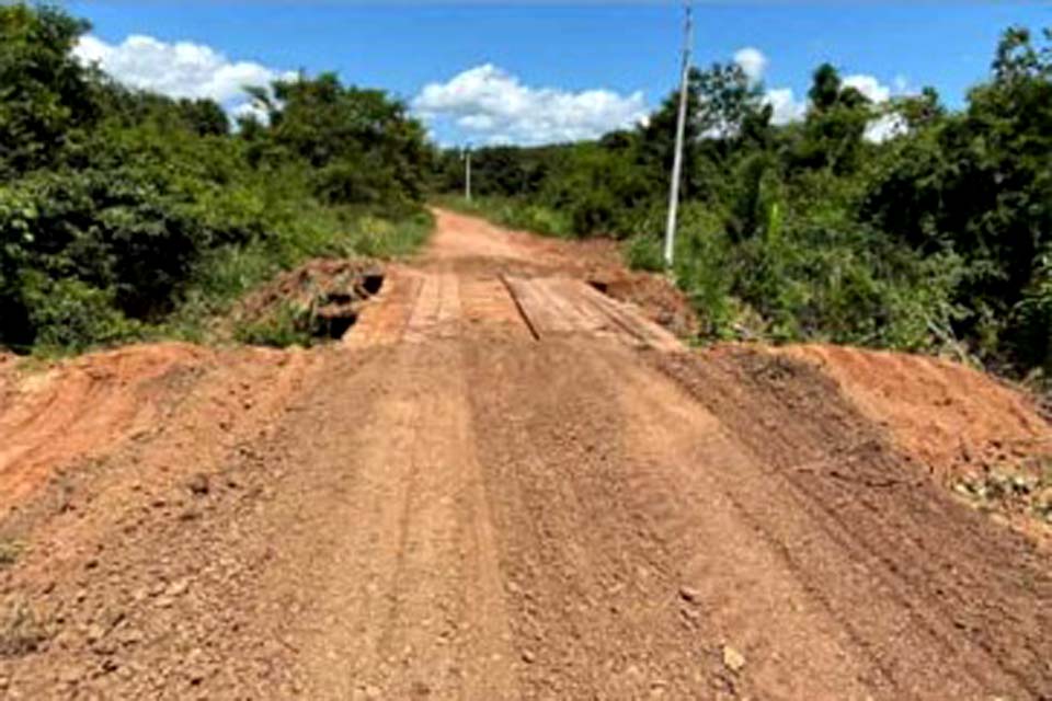 Secretaria Municipal de Obras e Serviços Públicos reconstrói ponte da linha 200 lado Sul