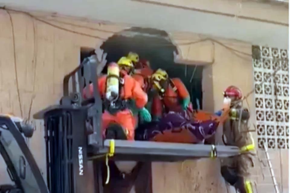 Homem de 250 kg é resgatado em montanha de lixo dentro de apartamento