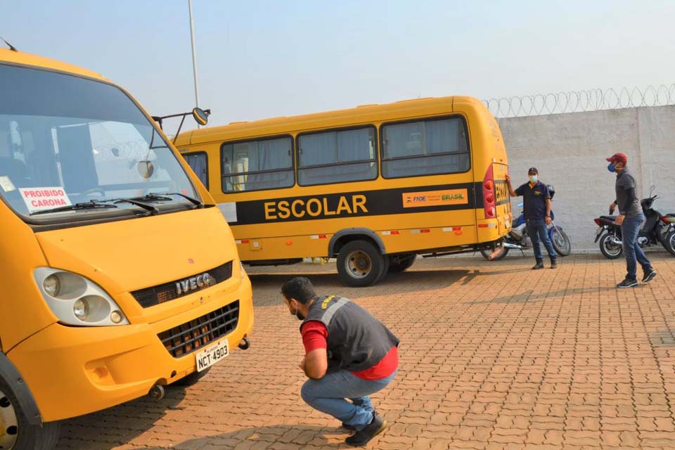 Frota de ônibus do transporte escolar do município passa por vistoria  realizada por equipes da CIRETRAN