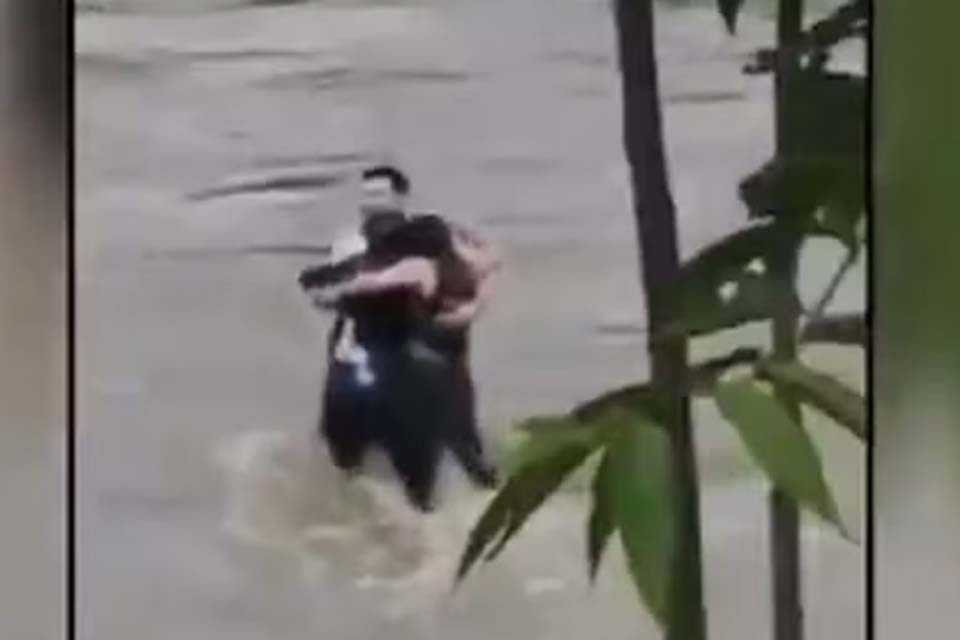 Amigos se abraçam antes de serem arrastados por enchente em rio na Itália