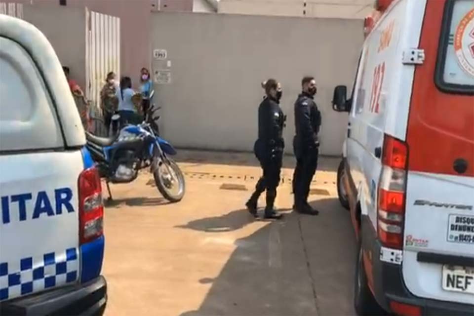 Homem é atacado a facadas no campo do 13 em Porto Velho