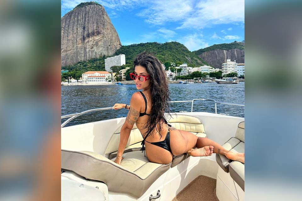 De fio-dental, Aline Campos exibe corpo bronzeado em passeio de barco: 'Vibrando forte'