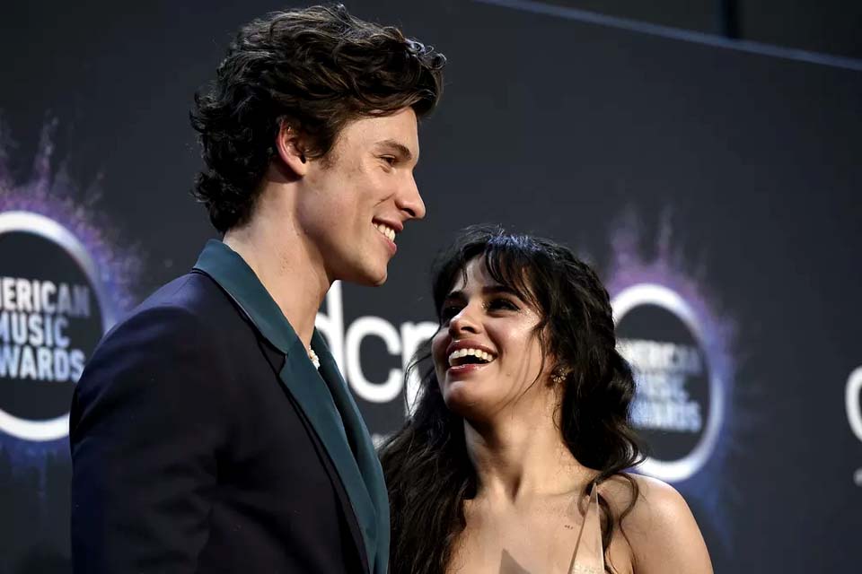 Shawn Mendes e Camila Cabello terminam namoro: 'continuamos a ser melhores amigos'