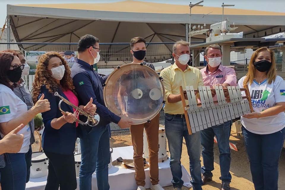 Em Cerejeiras, deputado Luizinho Goebel prestigia lançamento de obras e entrega instrumentos de fanfarra e máquinas de costura