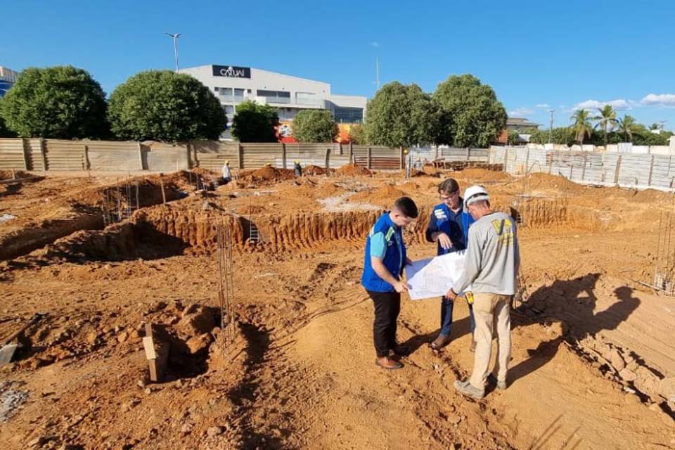 Prefeito vistoria obras do Teatro Municipal orçada em quase R $3,5 milhões