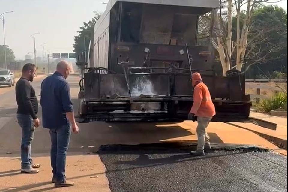 Deputado Ezequiel Neiva acompanha o início dos trabalhos de aplicação de microrevestimento asfáltico na rodovia de Cabixi