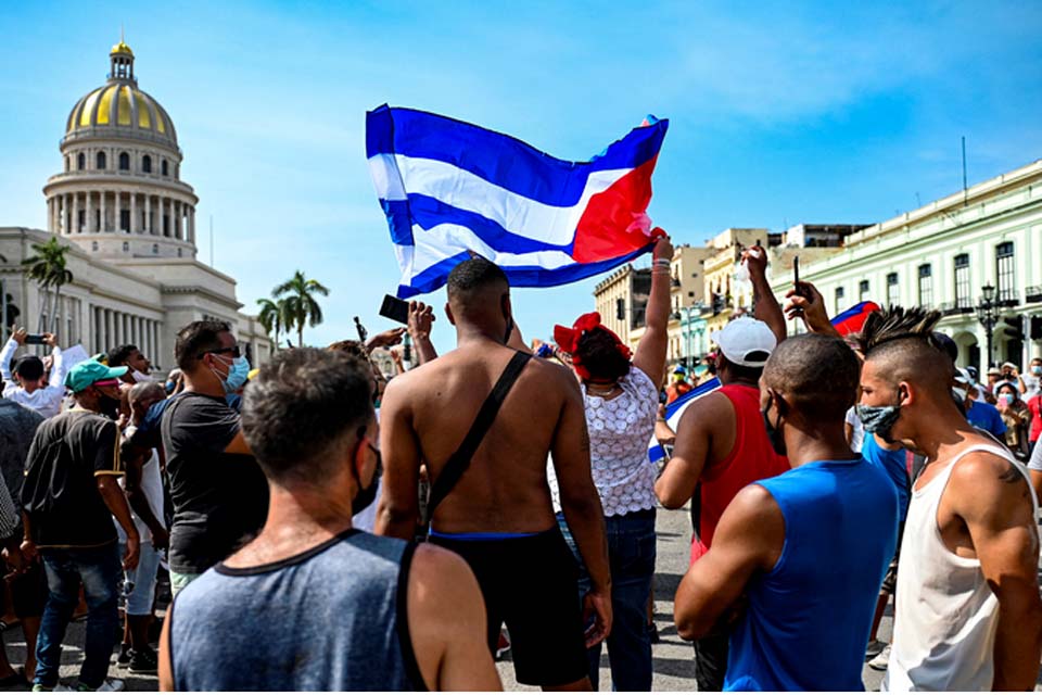 Manifestantes cubanos ocupam as ruas para protestar contra governo