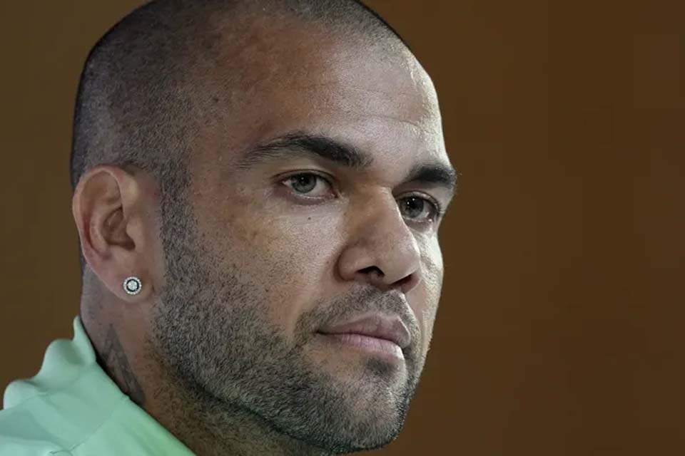 Em novo depoimento na Espanha, Daniel Alves admite penetração, mas alega relação consensual