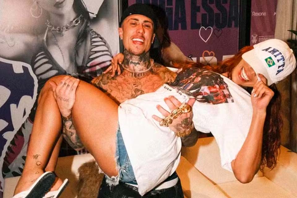 MC Daniel posa com Anitta no colo e brinca: 'Proibido shippar'