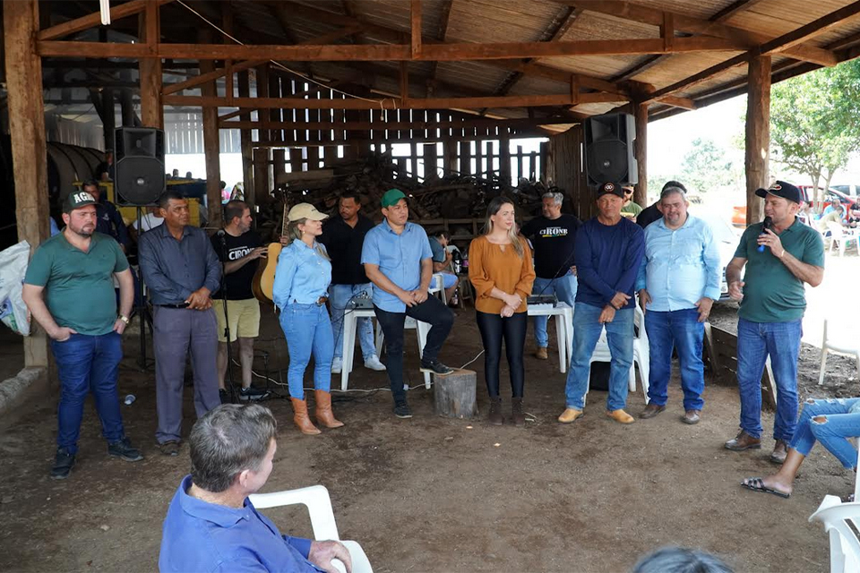 Deputado Cirone Deiró entrega secadores de café, moinho, veículo e barcos