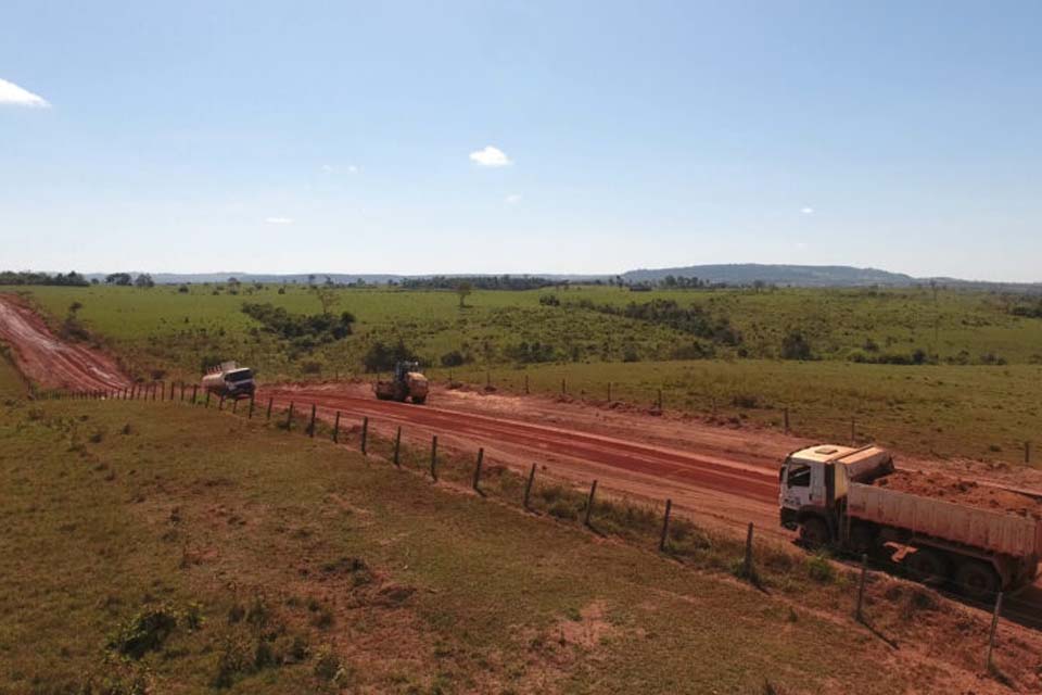 Serviços de patrolamento e melhorias são executados em 74 km da Rodovia-135