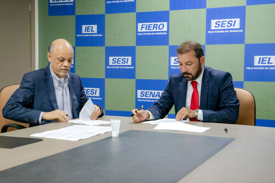 Prefeitura firma parceria com Santo Antônio Energia para melhorias na praça da EFMM