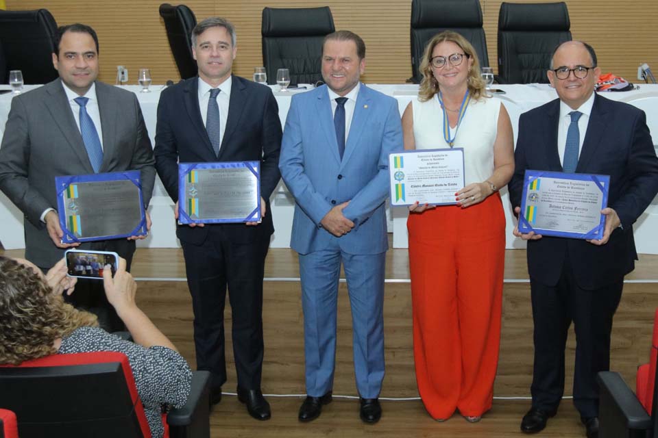 Personalidades jurídicas que contribuem para o fortalecimento da advocacia são homenageadas na Assembleia