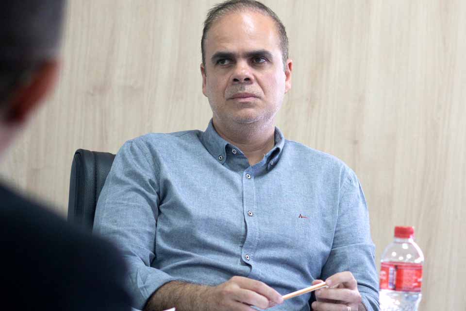 Alan Queiroz indicou ao Poder Executivo o reajuste de auxílio alimentação, saúde e gratificações dos profissionais da Educação