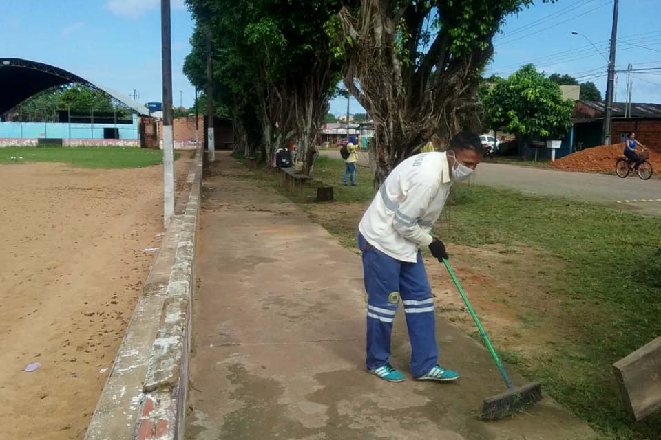 Semusb faz limpeza de canteiros e dá manutenção no campo da AFA