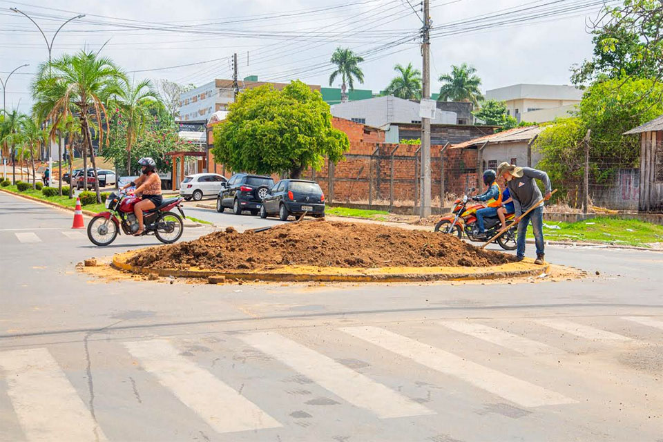 Novas rotatórias recebem preenchimento e ornamentação em Ji-Paraná