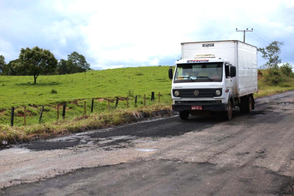 DER realiza manutenção na RO-471, entre o município de Ministro Andreazza e a BR-364