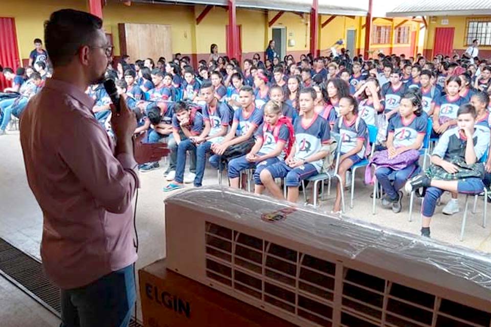 Deputado Anderson entrega centrais de ar para Escola Estadual Jânio da Silva Quadros em Porto Velho