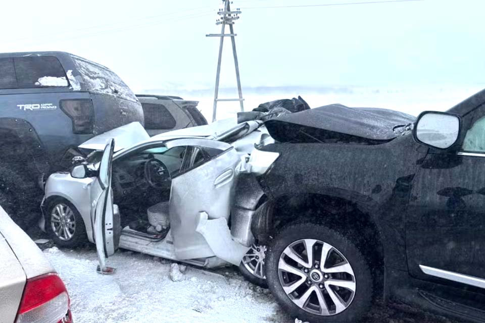 Mau tempo causa engavetamento gigantesco com 95 carros batidos no Cazaquistão