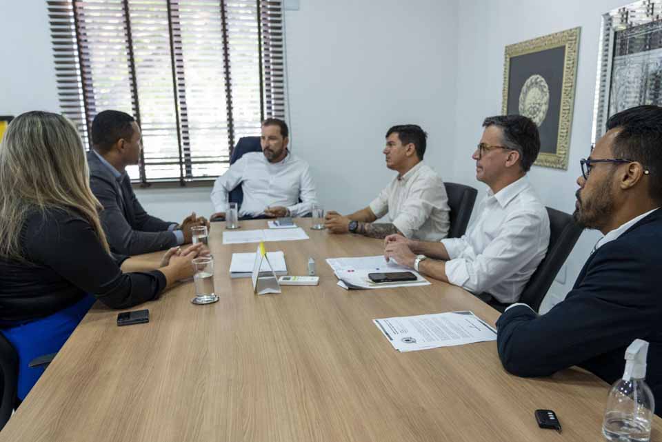 Prefeito Hildon Chaves discute parcerias com projetos desenvolvidos pelo Ifro