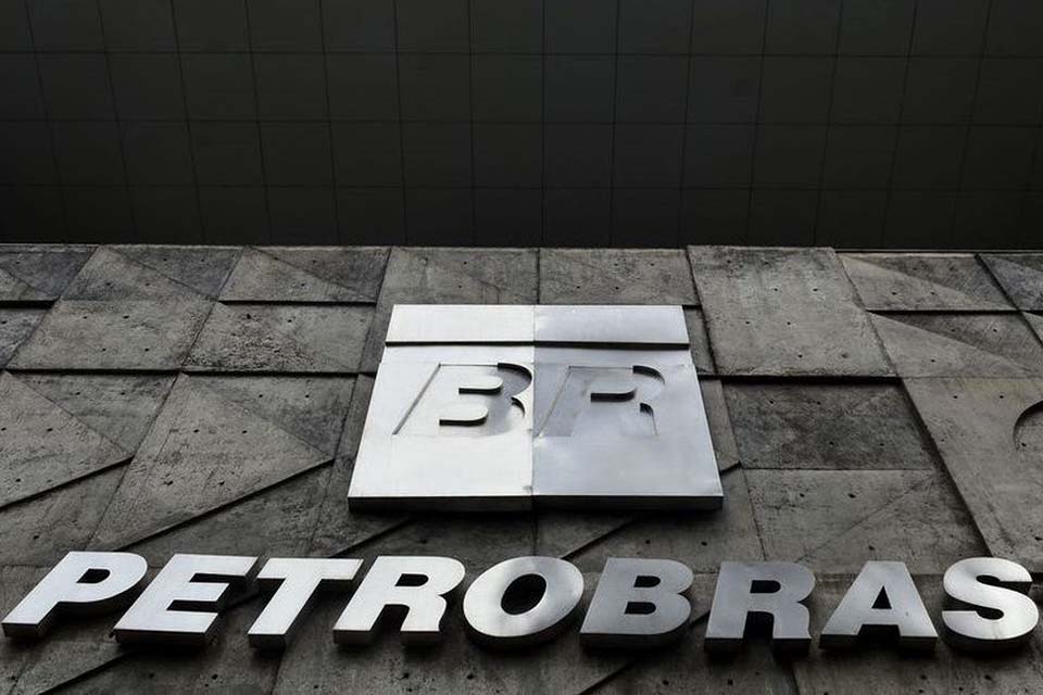 Petrobras faz redução em produção de petróleo e gastos com pessoal