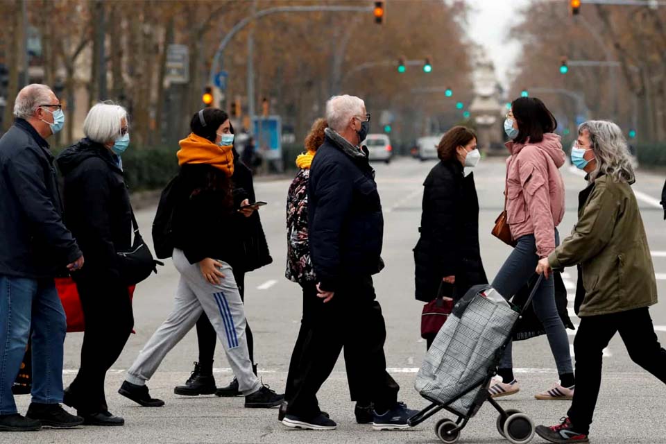 Espanha declara fim ao uso de máscara na rua, mas é obrigatório ter uma