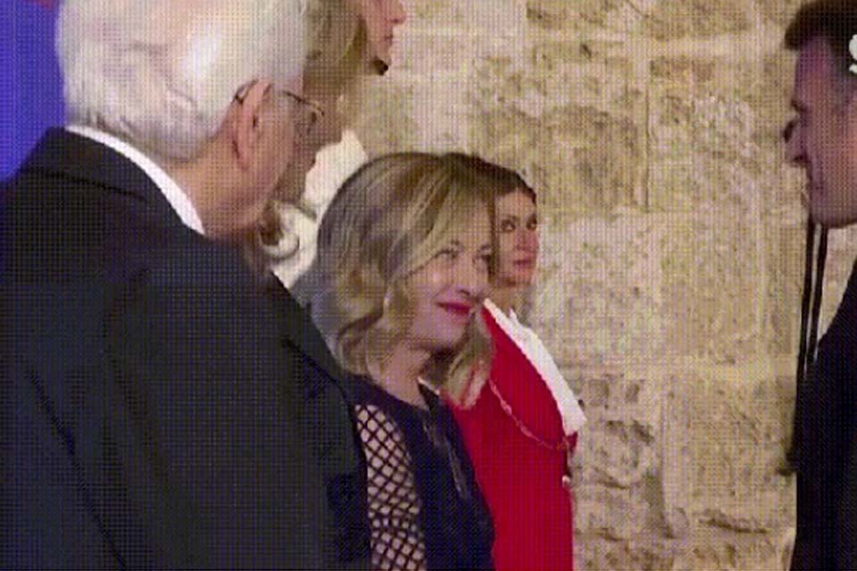 Meloni faz cara de poucos amigos para cumprimentar Macron em jantar do G7