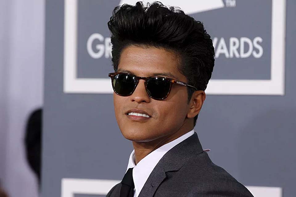 Bruno Mars está em Israel e aguarda orientações para deixar país após anúncio de estado de guerra