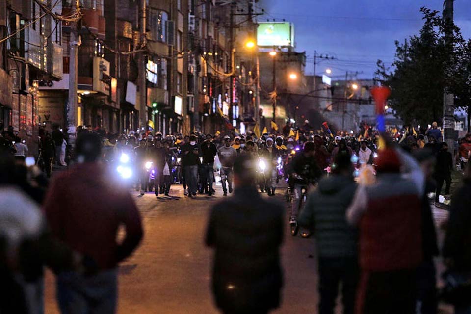 Polícia dispersa com gás lacrimogêneo centenas de indígenas em Quito