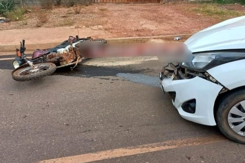 Casal fica ferido após colisão entre moto e carro em Rolim de Moura