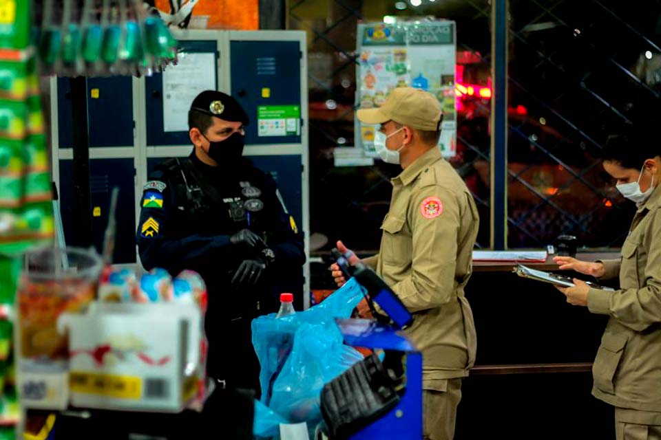 Na quarta noite da “Operação Decreto”, comerciantes são orientados a encerrar atividades após o horário estabelecido